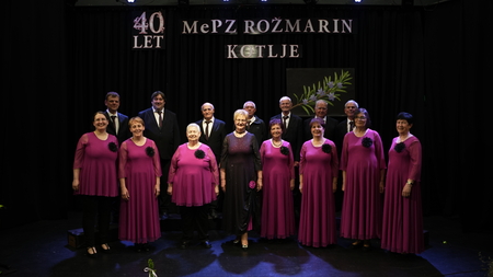 MePZ Rožmarin Kotlje s slavnostnim koncertom praznoval svojih ponosnih 40 let (1)