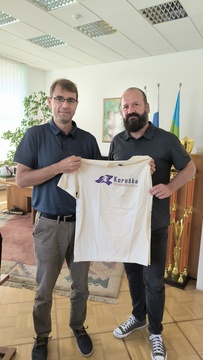 dr. Tomaž Rožen s predstavnikom Koroške košarkarske mreže (KKM)