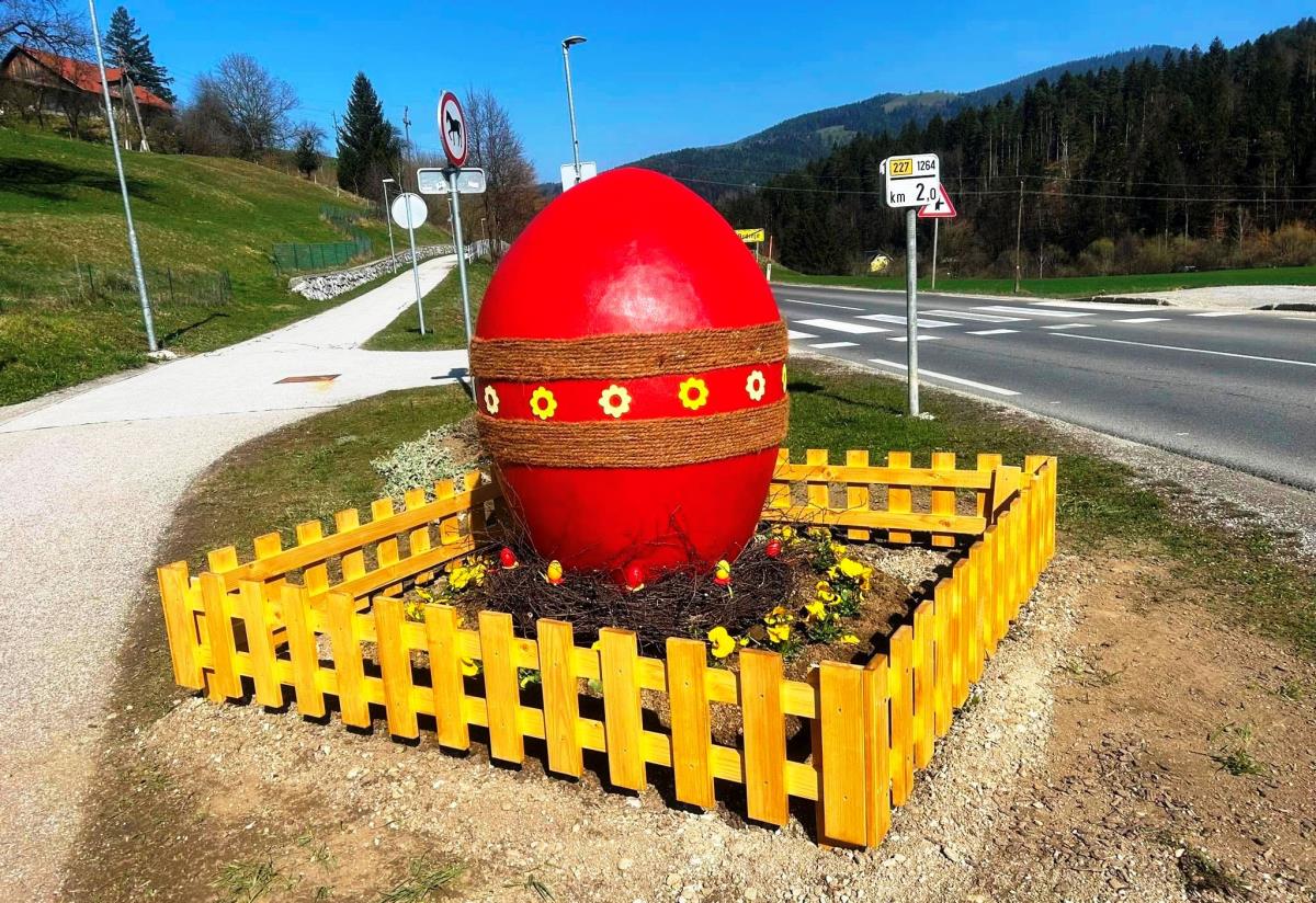 Velikonočna dekoracija ob cesti na Brdinjah - ravne.si