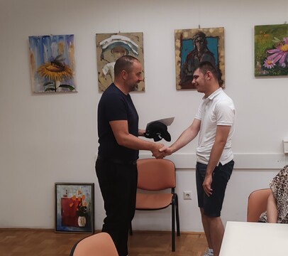Predaja donacije slabovidni osebi v dobrodelni akciji KMC