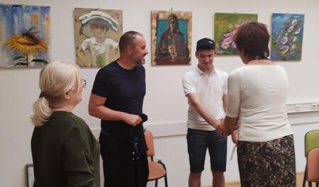 Predaja donacije slabovidni osebi v dobrodelni akciji KMC